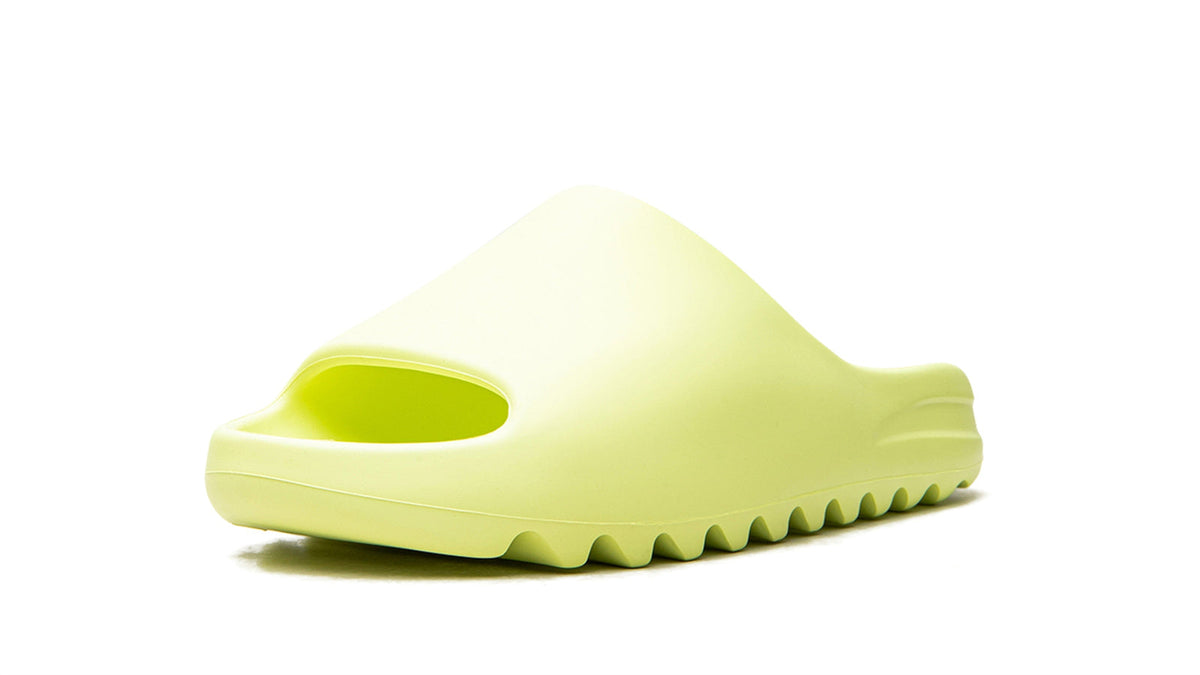 Yeezy SLIDE "Glow"